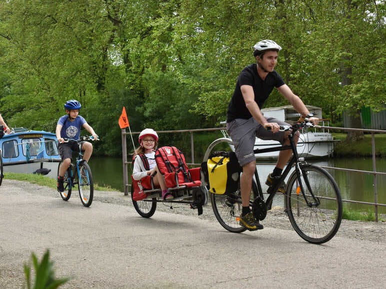 Cover Image for Vacances à vélo en famille : Le guide ultime par DolceVia